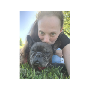 Frau mit französischer Bulldogge