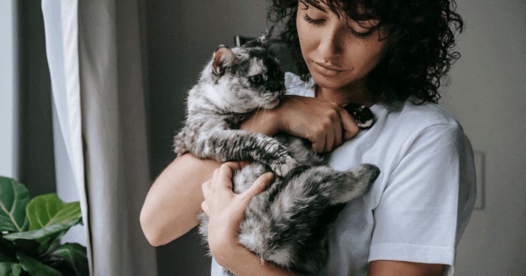Frau muss sich von Katze verabschieden